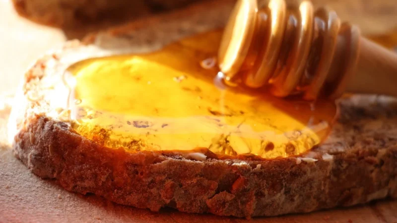 Nie tylko słodki smak: łyżka miodu lipowego to tylko 64 kcal!